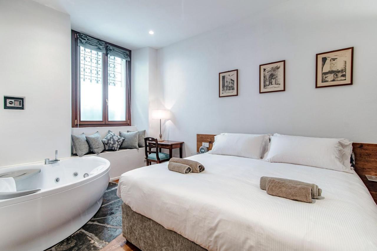 Suite Lo Storico - The House Of Travelers โกโม ภายนอก รูปภาพ